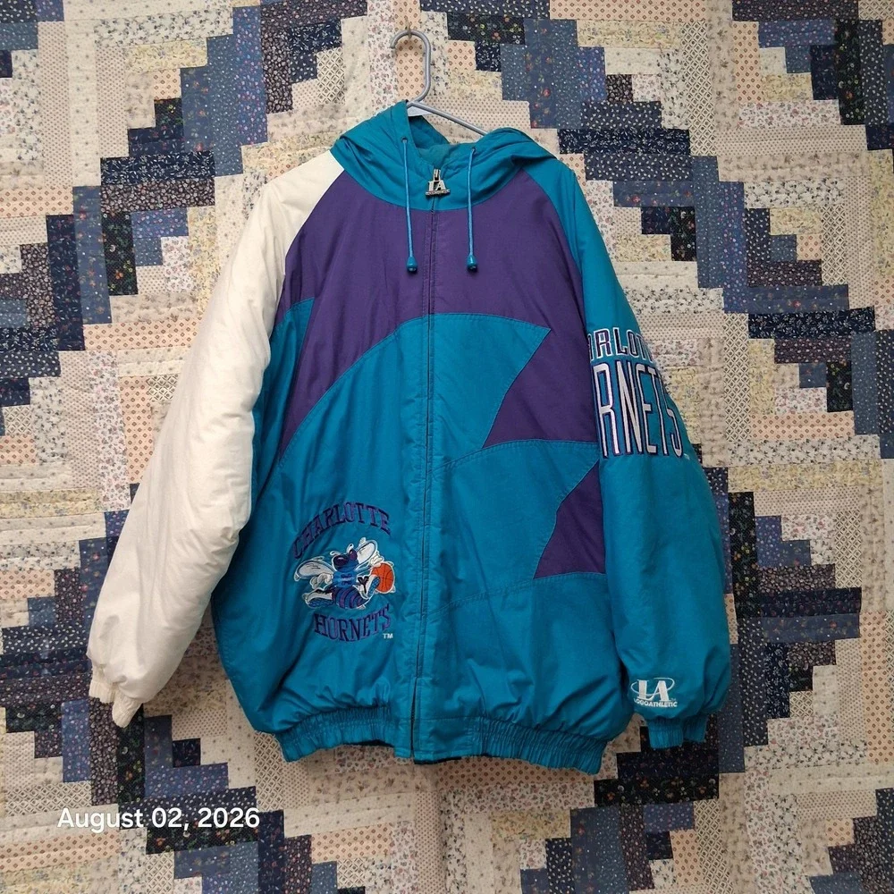 Vintage Logo Athletic Shark Tooth Charlotte Hornets Puffer Jacket Size XL